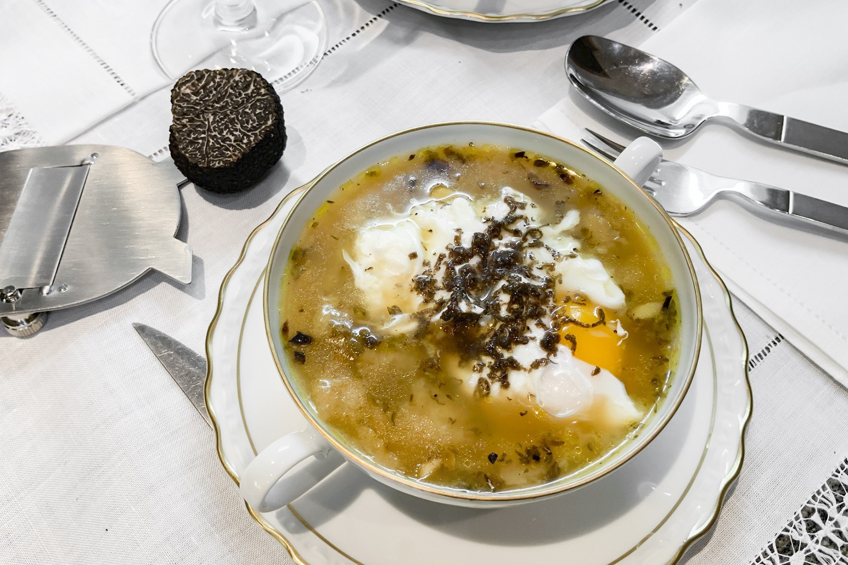 Sopa de ajo al tomillo con Jamón de Teruel y huevo trufado escalfado